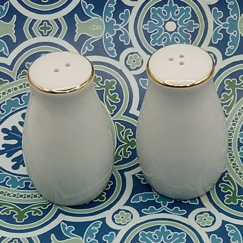 Souvenir SEATTLE WASHINGTON Space Needle Ceramic Salt & Pepper Shakers White 3